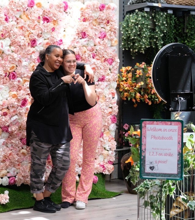 Huur onze flower wall, inclusief photobooth! | GroenRijk Den Bosch