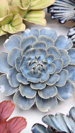 Keramiek Wandbloem Fancy Blue Fiesta Marigold sfeer