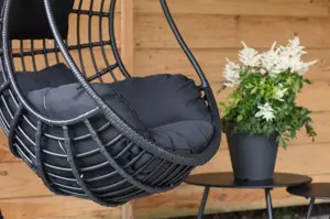 Lesli Living hangstoel sturdy zwart detail