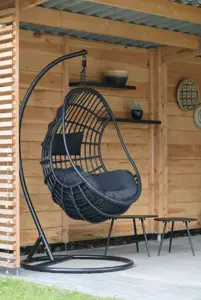 Lesli Living hangstoel sturdy zwart in tuin