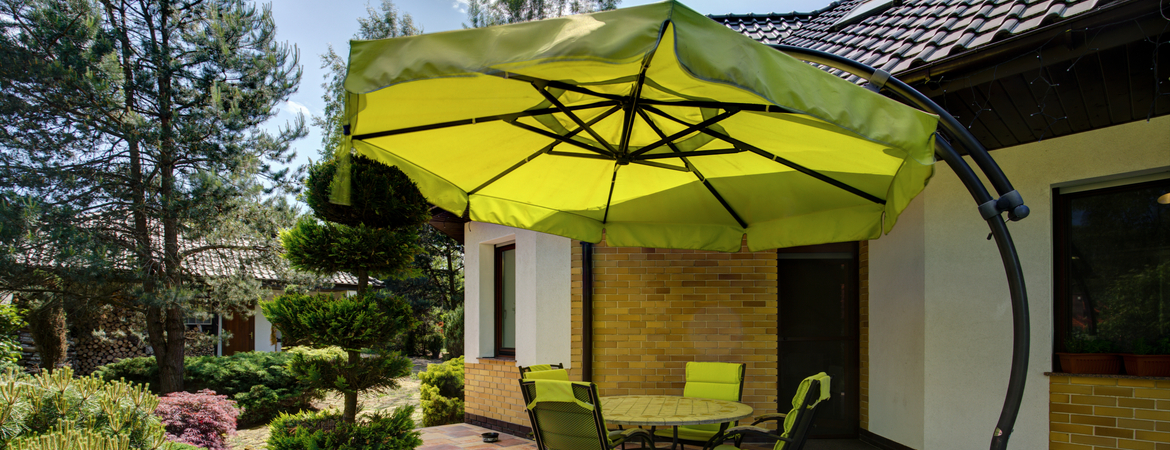 Diverse soorten, materialen en kleuren zweefparasols